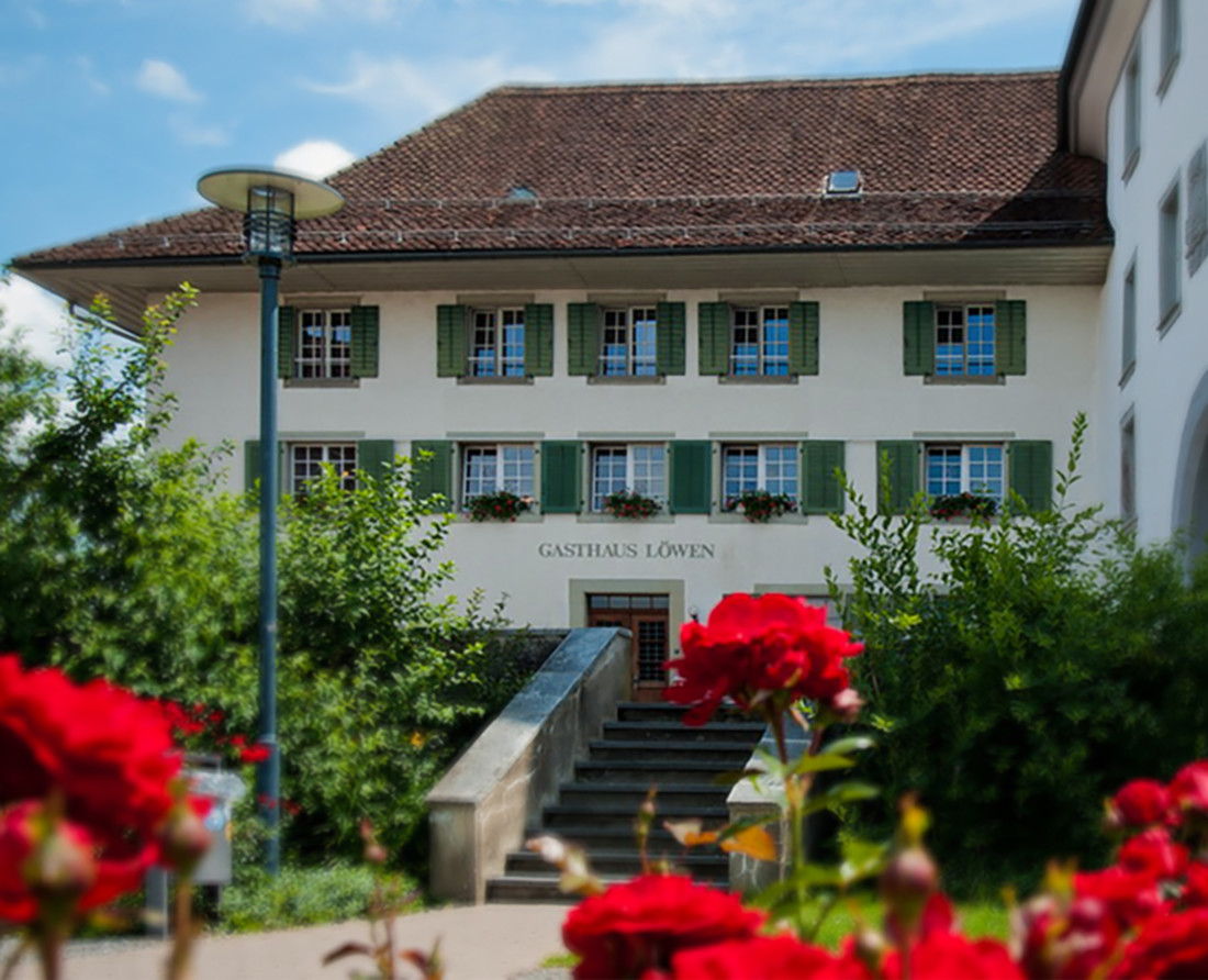 Das Restaurant Klostergasthaus Löwen in St. Urban, Luzern, von aussen. 