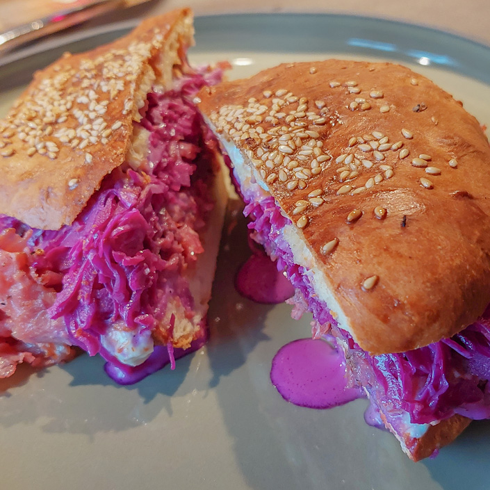 Klostergasthaus-Loewen_Pastrami-Burger_01_web.jpg