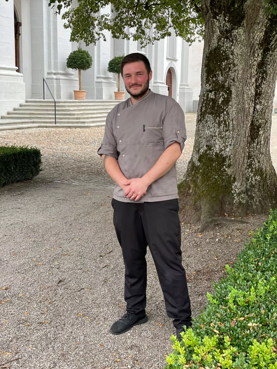 Pascal Schwarz, der Geschäftsführer des Klostergasthaus Löwen Pascal Schwarz ist Geschäftsführer des Klostergasthaus Löwen in St. Urban, Luzern: Er begeistert seine Gäste mit viel Kreativität und legt viel Wert auf die Präsentation seiner Gerichte.