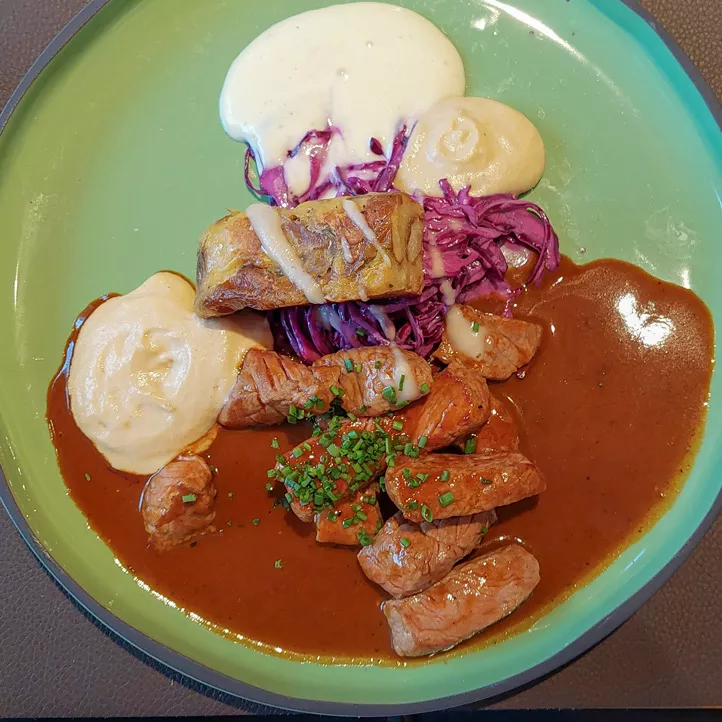 Klostergasthaus-Loewen_Rinds-mit-Kartoffel-und-Rotkraut_01_web.jpg