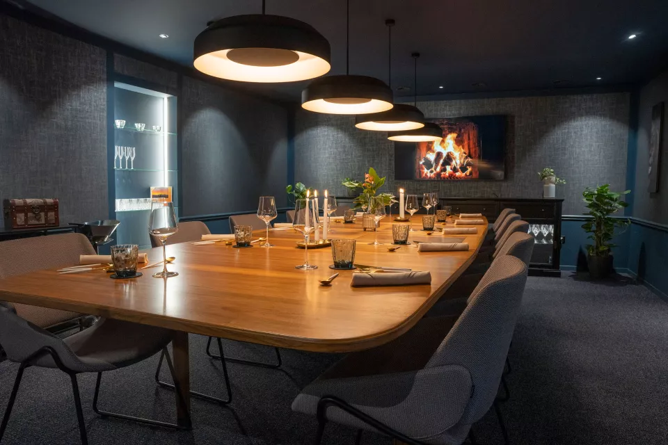 Leon: Der Sitzungsraum des Restaurants Klostergasthaus Löwen in St. Urban, Luzern, ist perfekt für Team-Meetings, Geschäftsessen oder generell grosse Gruppen.