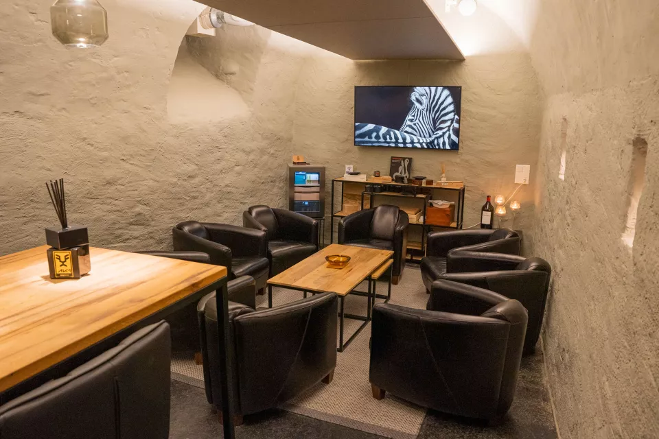 Zigarrenlounge im Klostergasthaus Löwen Das Klostergasthaus Löwen in St. Urban verfügt über eine gemütliche Zigarrenlounge in einem rustikalen Gewölbekeller.
